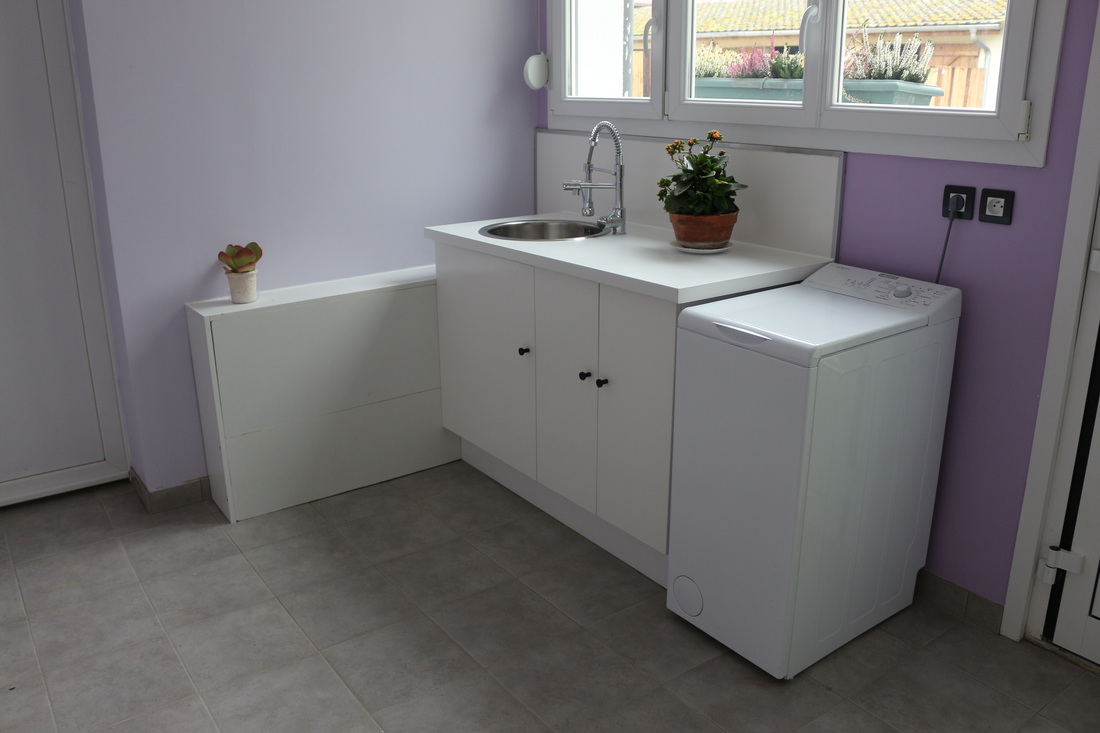 Buanderie avec lave-linge, sèche-linge et nécessaire de repassage