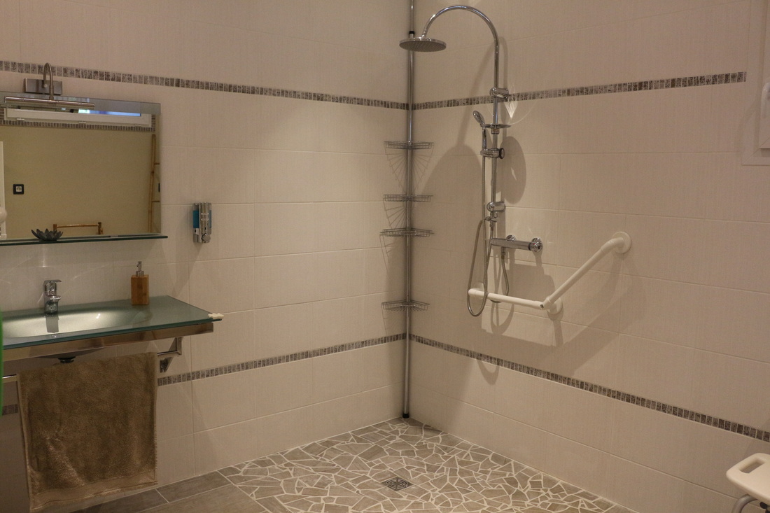 Salle de bain avec douche à l'italienne